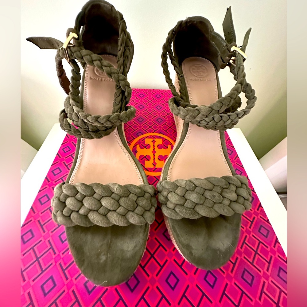 TORY BURCH BAILEY 90MM ANKLE STRAP WEDGE ESPADRILLES IN BANANA LEAF